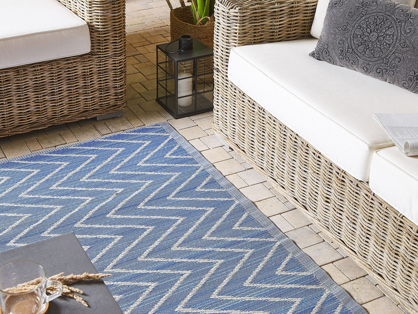 Outdoor Teppich blau 120 x 180 cm mit Zickzack-Muster Kurzflor BALOTRA