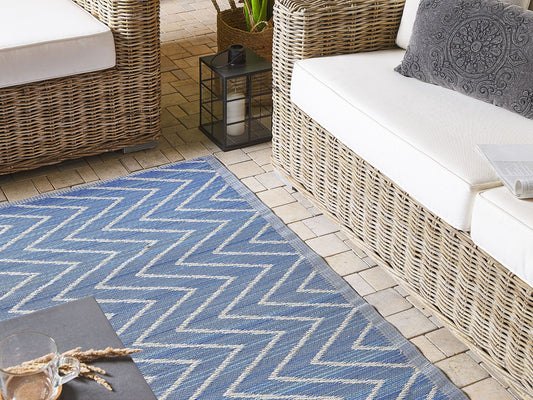 Outdoor Teppich blau 120 x 180 cm mit Zickzack-Muster Kurzflor BALOTRA