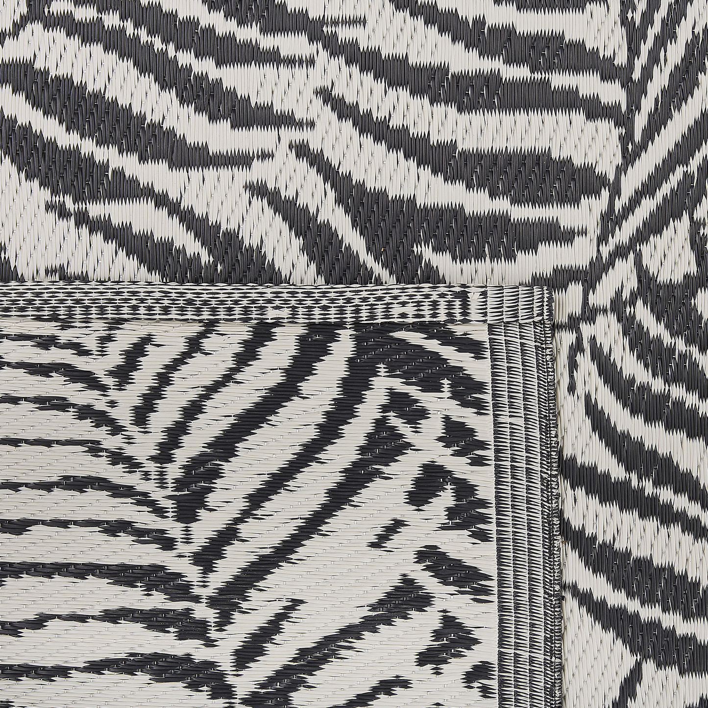 Outdoor Teppich schwarz 120 x 180 cm Palmenmuster KOTA