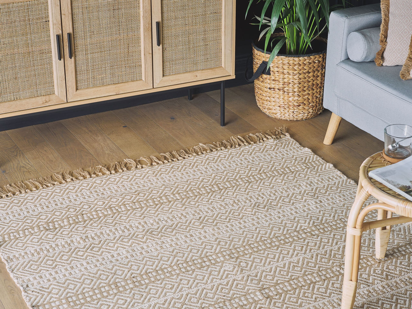 Teppich beige 140 x 200 cm geometrisches Muster Kurzflor zweiseitig DORTYOL