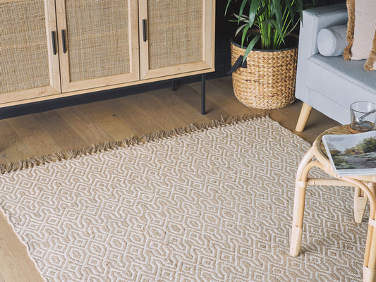 Teppich beige 140 x 200 cm geometrisches Muster Kurzflor zweiseitig POZANTI