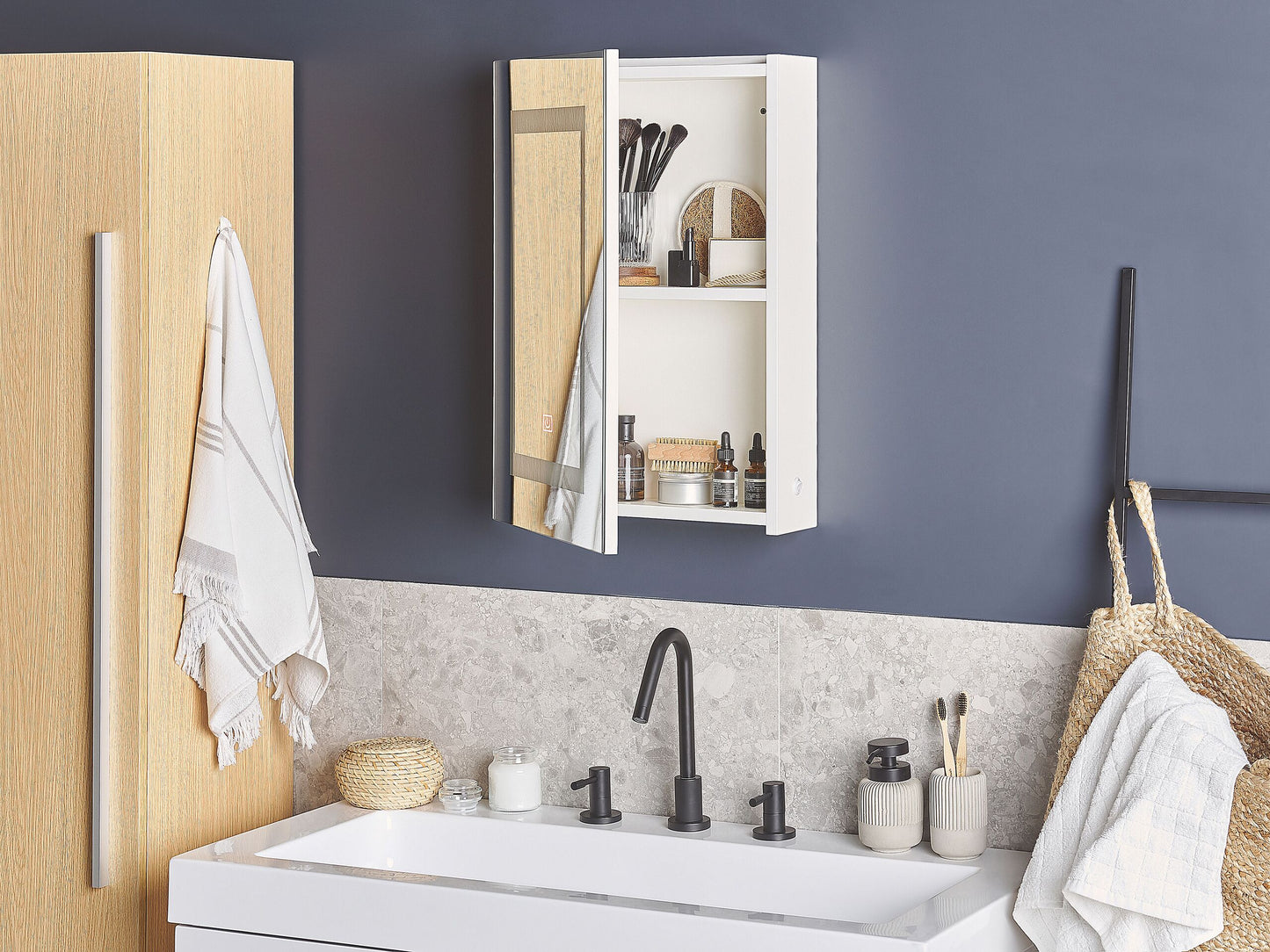 Bad Spiegelschrank weiss / silber mit LED-Beleuchtung 40 x 60 cm MALASPINA