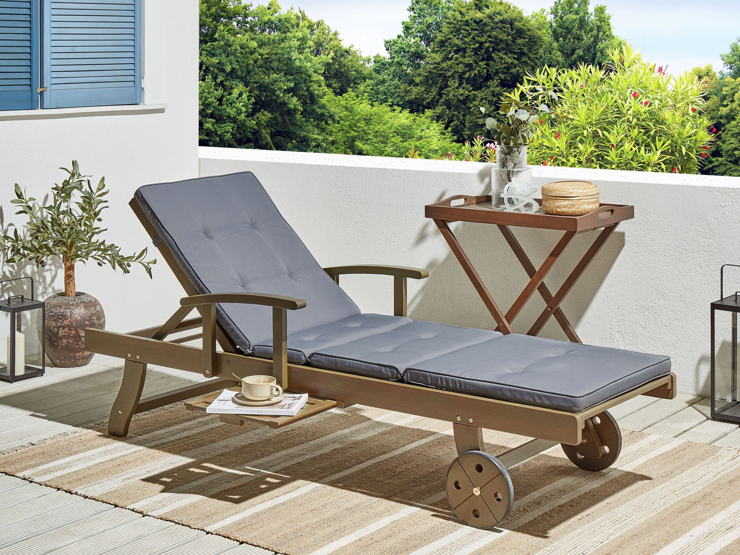 Gartenliege Akazienholz dunkelbraun Auflage grau rollbar AMANTEA