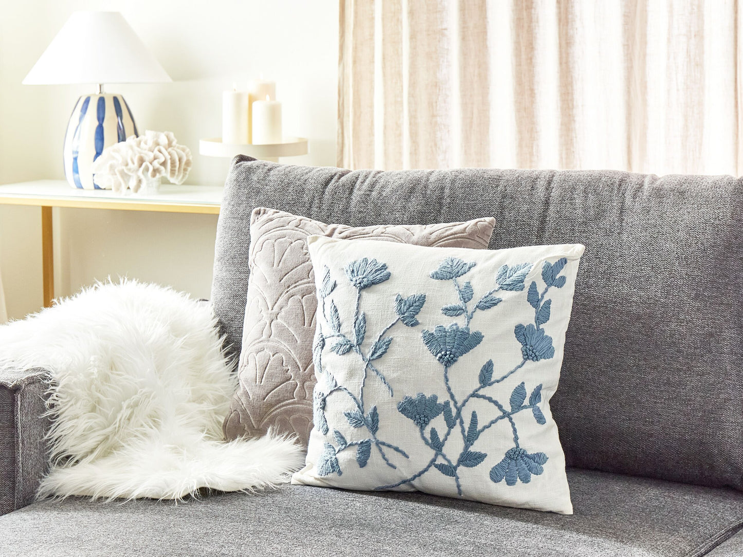 Baumwollkissen mit gesticktem Blumenmuster 45 x 45 cm Weiss und Blau LUDISIA